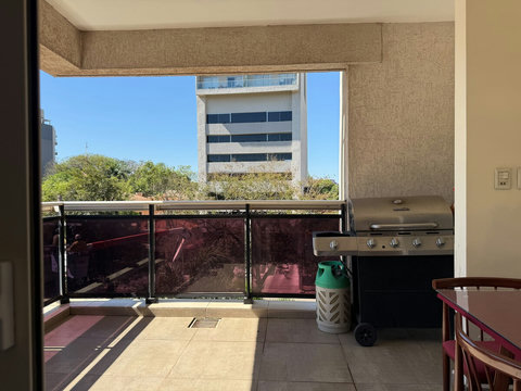 Disfruta al máximo del aire libre sin salir de tu departamento. Nuestro balcón privado está especialmente equipado para que vivas la experiencia completa de preparar un auténtico asado mientras contemplas la vista.