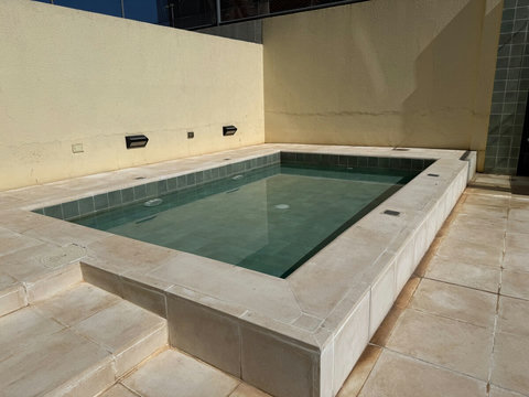 Experiencia de relax total en la piscina del edificio, para ofrecer un oasis de tranquilidad y las mejores vistas. Ya sea que busques nadar por la mañana o tomar el sol por la tarde, este espacio está pensado para hacer tu estancia inolvidable.