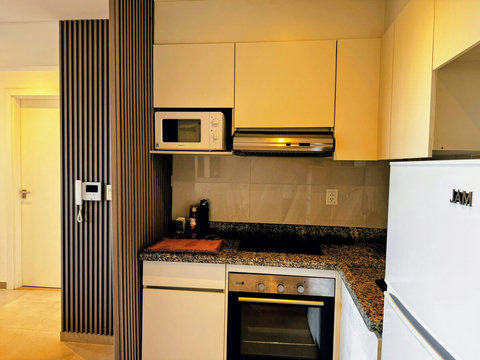 Cocina con extractor y elementos para preparar tu menú en casa. 