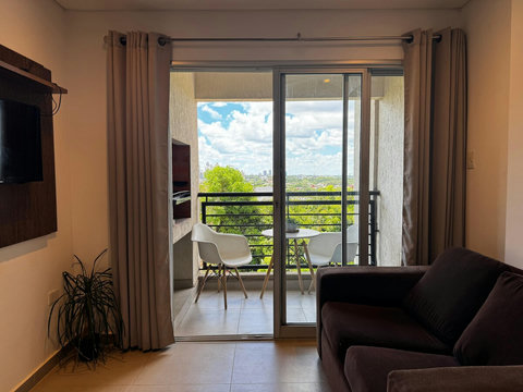 Sofá cómodo, una TV y vista increíble desde el balcón. 