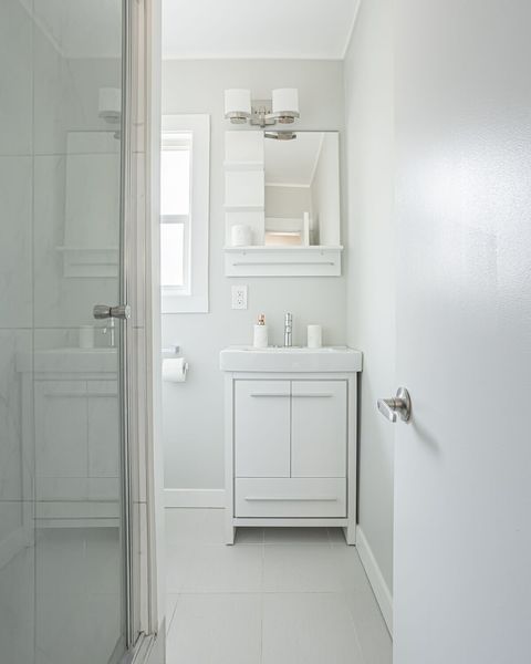 Bright bathroom for your home away from home in Hope BC.