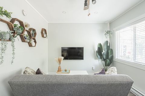 Your home away from home private, cozy modern suite in Hope BC