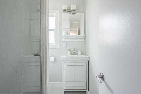 Bright bathroom for your home away from home in Hope BC.
