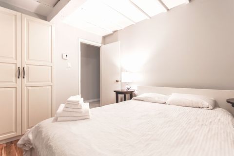 2nd Bedroom with Queen Bed.