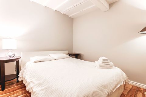 2nd Bedroom with Queen Bed.