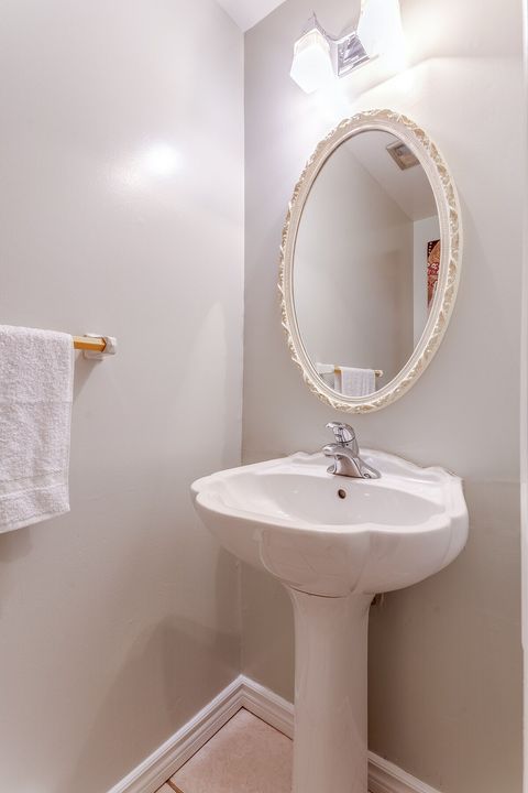 Powder room
