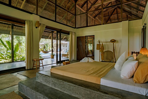 With its high ceilings and generous space, the room creates a feeling of calm, freedom, and comfort.
