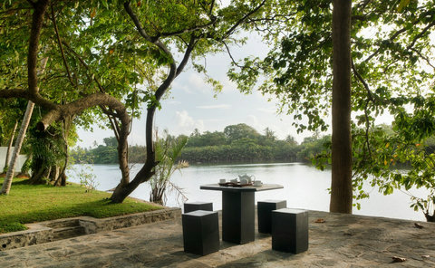 A peaceful riverside garden perfect for relaxing.
Enjoy quiet moments under the shade of mature trees, with a cosy outdoor seating area overlooking the calm river—ideal for morning tea or sunset conversations.