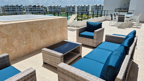 Terrasse mit Jacuzzi, Lounge.