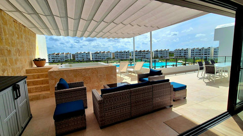 Penthouse Terrasse mit Pergola, Jacuzzi, Lounge, Liegestühlen und Esstisch für minimum 8 Personen.