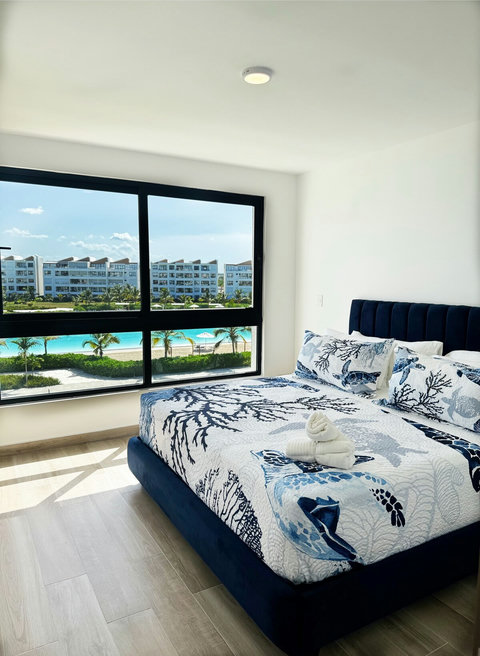 Private bathroom with big king size bed, lagoon view.