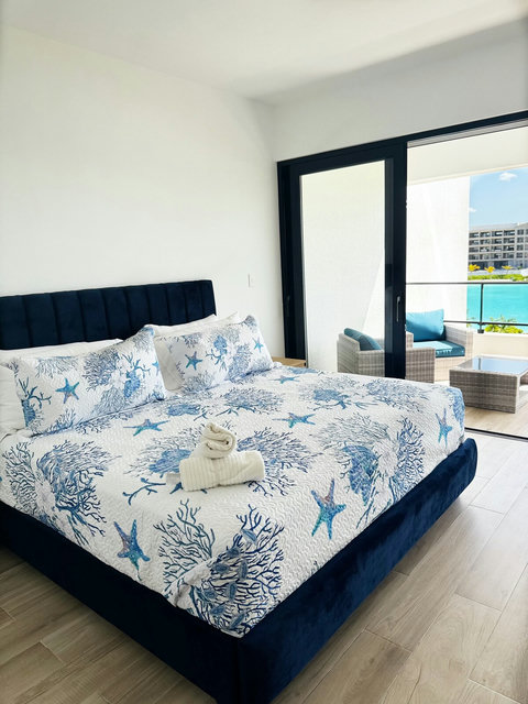 Luxury king size room, with private balcony and walk in closet