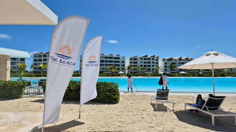 Einer von 5 Stränden am Pool der 30'000m2 Crystal Lagoon.