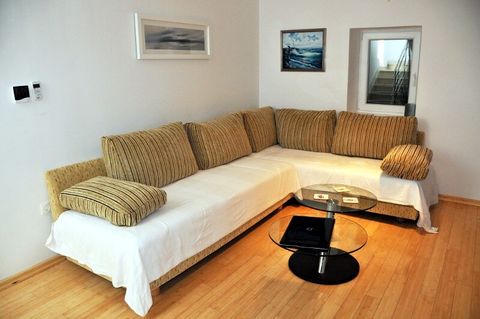 Living Room - Can also be used as bedroom. 