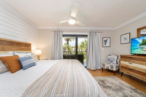 King size master bedroom bed, sliding glass doors open to balcony and you can close darkening curtains to make it cozy to sleep 