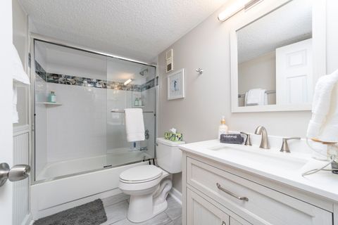 Relax in this roomy shower/tub to wash off the suntan lotion and beach sand after your fabulous day in the pool and on the beach.