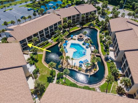 Arrow pointing to lagoon pool view, beach is very short walk around the corner.