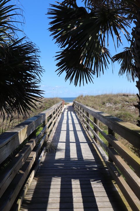 Path from the pool onto the beach.
