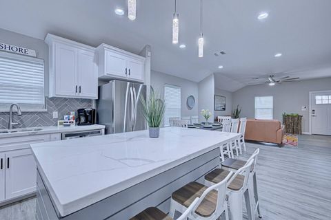 Breakfast nook seats 4 on the kitchen island