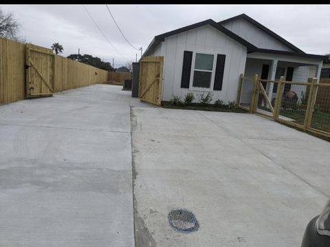 Long driveway to park a boat and cars.