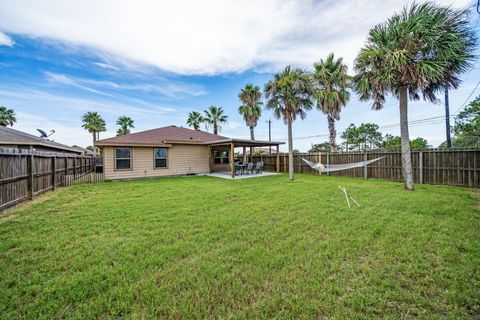 Huge fully fenced yard with perfect outdoor seating and entertainment.