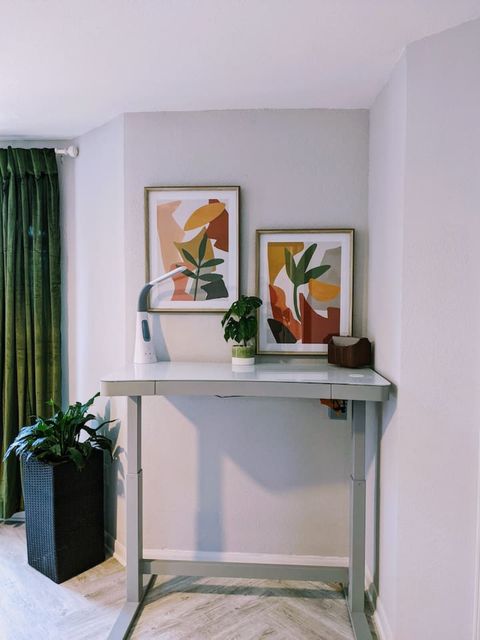 Sit/Stand desk for travelling professionals.