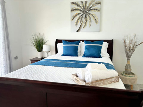 First Floor Bedroom 3, Queen Bed