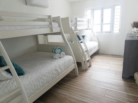 1 bedroom with 2 bunk beds each bedroom Full bed down and Twin up , is perfect for 6 guests.