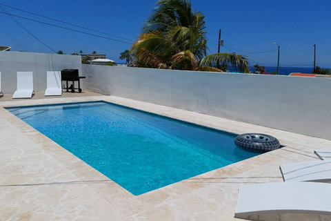 Sky-High Oasis: Dive into paradise with a private pool and stunning ocean views!