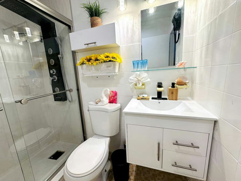 Bathroom Oasis: Elegant shower features and chic decor await your refreshing retreat!