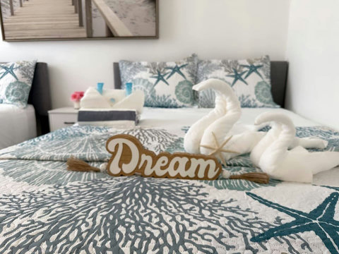 Dreamy Retreat: Inviting décor with beach-inspired details for ultimate relaxation and fun!