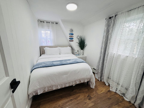2nd Fl 4th bedroom Queen Bed