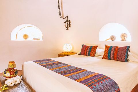 Queen sized bed. Stylize touches. Cruz de Yalalag, google it before arriving to Oaxaca.