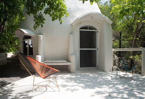 Superadobe ecoconstruction method has half meter thick rammed earth walls for cool rooms (literally and figuratively). The round rooms  made of rammed earth, red clay and wood have an immediately noticeable calming effect. 