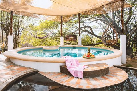 Piscina con una isla y vistas al mar. Por lo general, diferentes hamacas colgantes, sillas o grandes redes, las cambiamos. 1,5 M de profundidad, sin fin poco profundo, niños con cuidado. #BYOFruit 