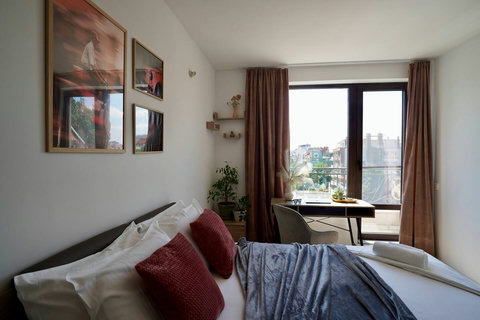 Bedroom 2 with a large bed size of 160x200 centimeters. Separate work area