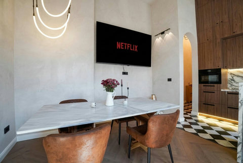 Smart TV and Netflix-ready entertainment in the open-plan dining area
