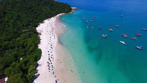 Foto da praia da Ilha do Campeche. Acessível via barco alugado na armação ou na praia do Campeche.