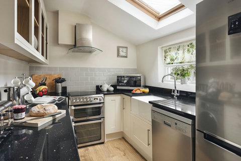 Fully equipped kitchen with granite worktops, dishwasher, washing machine and full size fridge and freezer