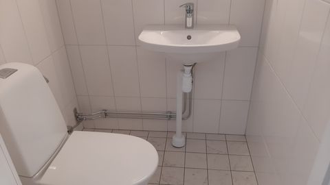 Toilet (in 2nd Washroom)