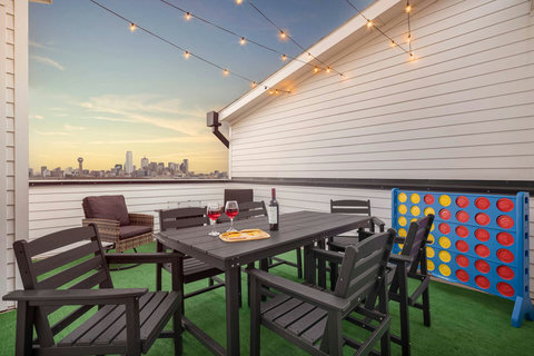 Take in stunning, unobstructed views of Dallas from your private rooftop oasis. This spacious space feature comfortable furniture, warm ambient lighting, and a full grill setup, perfect for relaxing evenings, enjoy the skyline day or night.