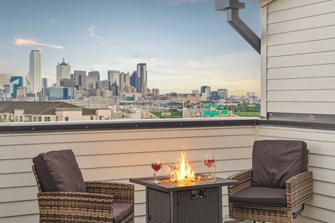 Rooftop Oasis: Savor breathtaking city views by the fire pit, perfect for evening gatherings!