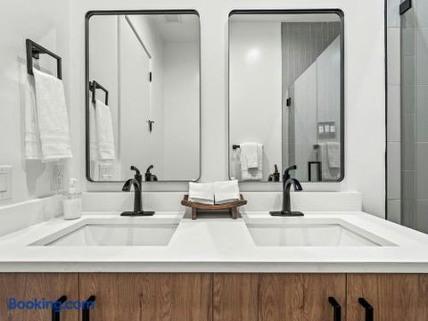 Master suite bathroom