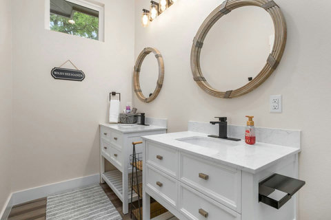 The en-suite master bath is beautifully decorated, with complimentary toiletries and fluffy towels for every guest.