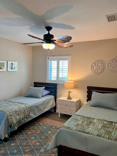 Guest bedroom with 2 twin xl’s