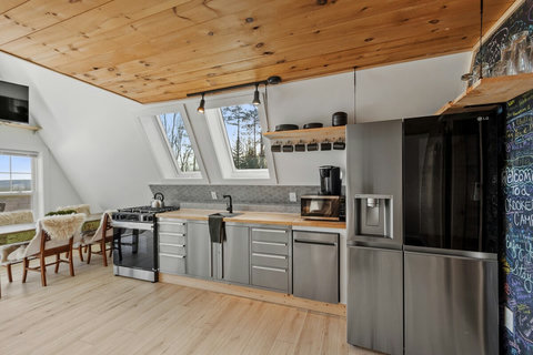 Modern Kitchen with Dishwasher, Gas Stove and large Fridge. 