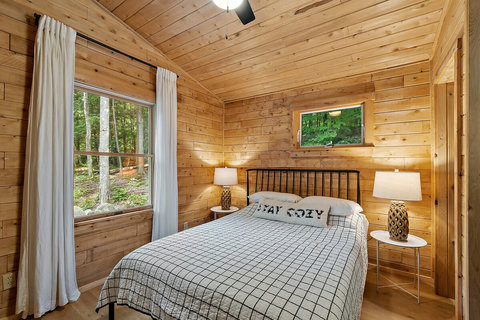 queen bed with view of the lakefront. 
