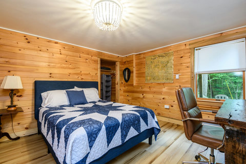 Queen bed on the first floor. Desk overlooking the lakefront. Heating, Access to first floor bath. Nice bedroom~! 