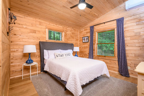 Queen Bed. AC, Fireplace, Ceiling fan. Comfy Bed. 