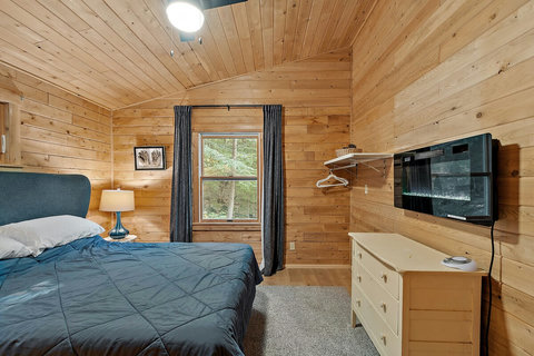 queen bed with fireplace, Ceiling fan. AC. 